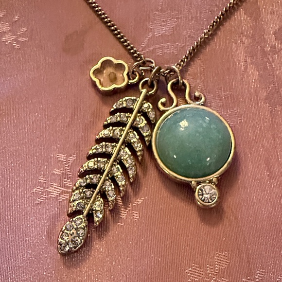 Jewelry - Elegant Gold and Green Pendant Necklace